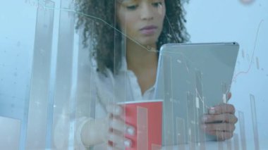 İş kadınının dijital tablet kullanması ve mali veri işleme ve kayıt ile birlikte bir ofiste kahve içmesi. Küresel ağ veri kaydetme kavramı dijital bileşimi.