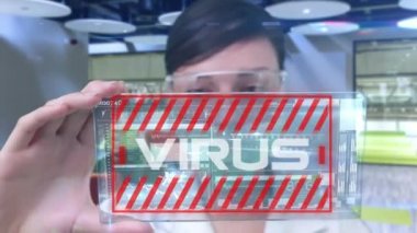 Koruyucu yüz maskesi takan kadın bilim adamının animasyonu ve virüsle etkileşimli ekranı tutan gözlükler. Genel halk sağlığı koronavirüsü Covid 19 salgın konsepti dijital bileşik.