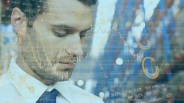 Kafkas işadamının finansal veri işleme sahip bir depoda dijital tablet kullanmasının animasyonu. Küresel ağ veri kaydetme kavramı dijital bileşimi.