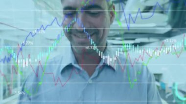 Finansal veri işleme ve kayıt yapan bir ofiste akıllı telefon kullanan bir iş adamının animasyonu. Küresel ağ veri kaydetme kavramı dijital bileşimi.