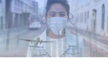 Yüz maskesi takan, arka planda gökyüzünde uçan bir uçağın üzerinden kameraya bakan bir kadının animasyonu. Halk sağlığı salgını Coronavirus Covid 19 salgın konsepti dijital bileşik.