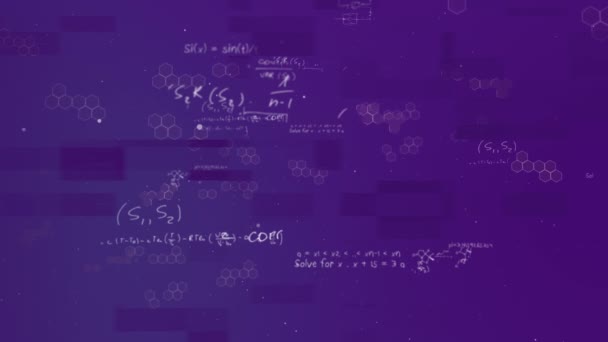 Animation de formules scientifiques manuscrites en lettres blanches, coronavirus Covid 19 étalé sur fond violet. Médecine mondiale coronavirus de santé publique Concept pandémique covid image générée numériquement .