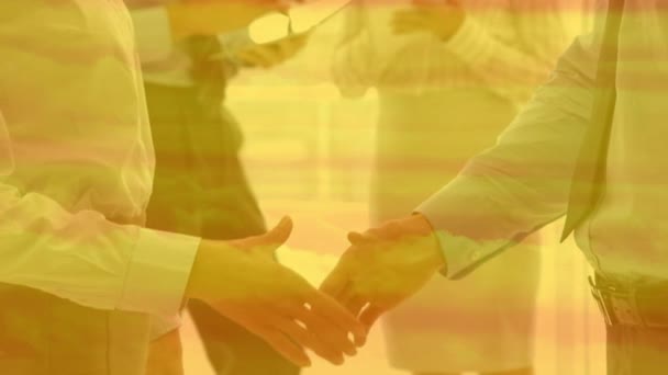 スローモーションでオレンジの雲とオフィスで握手ビジネスマンやビジネスマンのアニメーション ビジネスチームワーク成功コンセプトデジタル複合材 — ストック動画