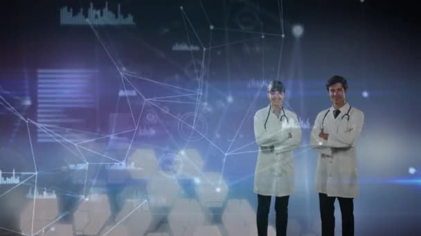 2人の医師のアニメーションは データ処理 背景に表示される統計上の腕を横断 医学公衆衛生パンデミックコロナウイルスCovid 19発生概念デジタル複合体 — ストック動画