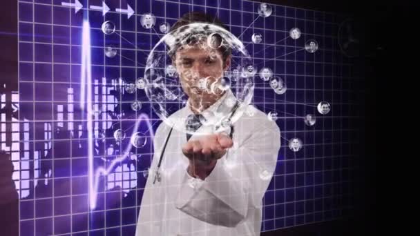 背景のハートビートモニター上の仮想3Dスクリーンを使用して医師のアニメーション 医学公衆衛生パンデミックコロナウイルスCovid 19発生概念デジタル複合体 — ストック動画