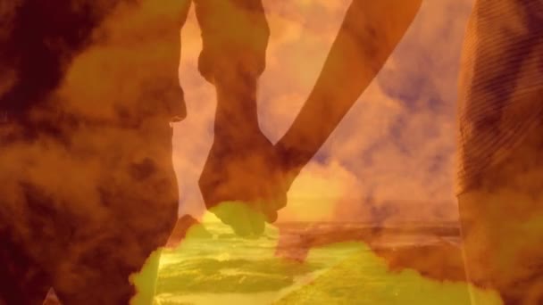 幸せなカップルがオレンジの雲と海でビーチを歩いて手を握っているの中央部のアニメーション ロマンス幸福コンセプトデジタル複合体 — ストック動画