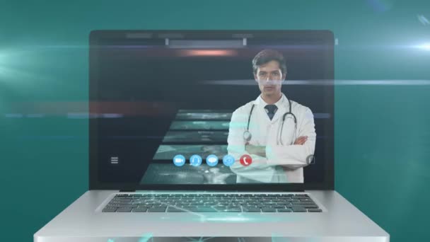 Ekranda Tıbbi Verilerle Görüntülenen Bir Video Görüşmesi Sırasında Erkek Doktoru — Stok video