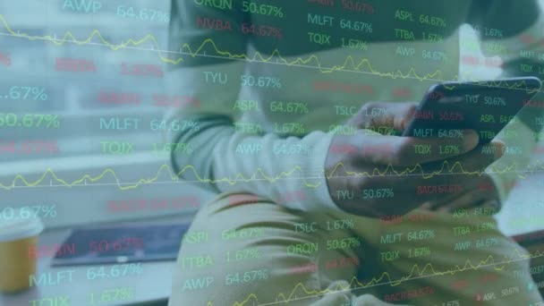 Animation d'un homme d'affaires utilisant un smartphone dans un bureau avec traitement de données financières. Réseau mondial concept d'enregistrement de données composite numérique .