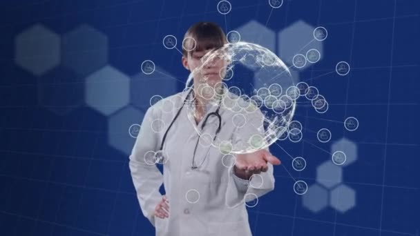在背景中 医生使用虚拟3D屏幕在心跳监视器上动画 医学公共卫生大流行病Coronavirus Covid 19爆发概念数字组合 — 图库视频影像