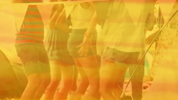 Bir Grup Mutlu Erkek Kadın Arkadaşın Parti Yaptığı Deniz Kenarında — Stok video