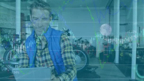 世界と金融データ処理のワークショップでデジタルタブレットを使用して男性の自転車エンジニアのアニメーション グローバルネットワークデータ記録コンセプトデジタル複合体 — ストック動画