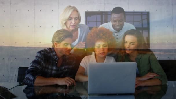 Animation d'hommes et de femmes d'affaires lors d'une réunion de remue-méninges, travaillant ensemble à l'aide d'un ordinateur portable au bureau avec coucher du soleil. Business teamwork croissance succès concept digital composite .