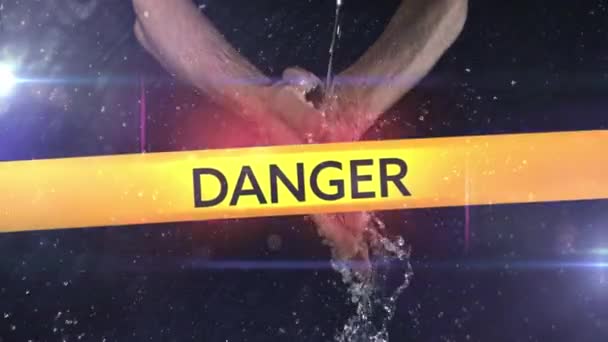 背景に手を洗う人の上に黄色と黒のテープに書かれた危険 ウイルスという言葉のアニメーション — ストック動画