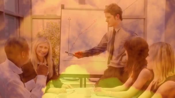 在一次会议上 一群商人和女商人在一个有橙色云彩的办公室里集思广益 一起工作 企业团队合作增长成功概念数字组合 — 图库视频影像