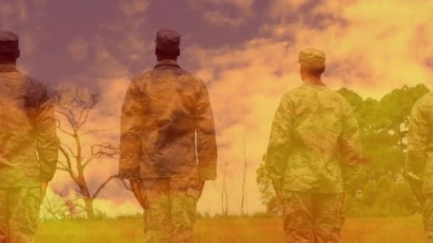 Анімація Вигляду Ззаду Групи Солдатів Стоять Дивляться Вгору Помаранчевими Хмарами — стокове відео