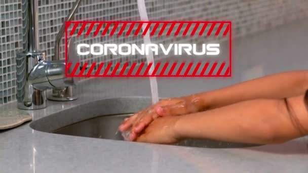 手を洗う人の上に赤い枠に白い文字で書かれた単語コロナウイルスのアニメーション 世界的なパンデミックコロナウイルスCovid 19感染症の社会的距離と隔離ロックダウン概念における自己分離デジタル複合体 — ストック動画