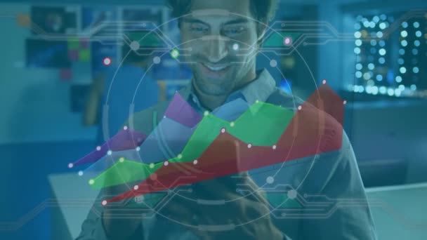 Animation d'un homme d'affaires utilisant une tablette numérique dans un bureau avec enregistrement de données financières et statistiques. Réseau mondial concept d'enregistrement de données composite numérique .