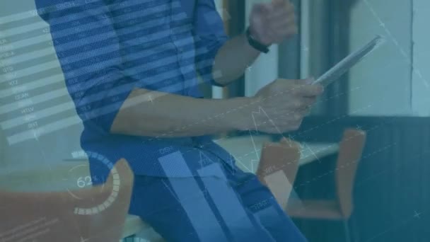 Animation d'un homme d'affaires utilisant une tablette numérique dans un bureau avec traitement des données financières. Réseau mondial concept d'enregistrement de données composite numérique .