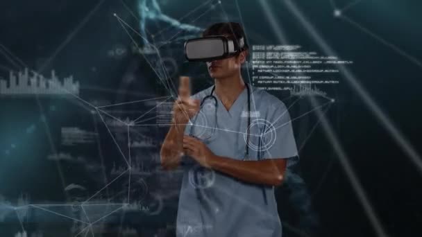 データ処理にVrヘッドセットを使用した医師のアニメーション 背景に表示される統計 医学公衆衛生パンデミックコロナウイルスCovid 19発生概念デジタル複合体 — ストック動画