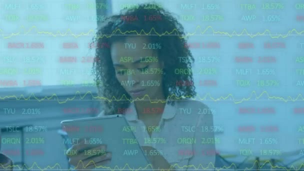 財務データの処理と記録を持つオフィスでデジタルタブレットを使用してビジネス女性のアニメーション グローバルネットワークデータ記録コンセプトデジタル複合体 — ストック動画