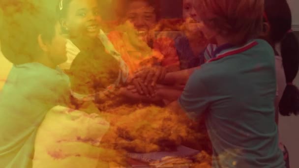 Анімація Групи Дітей Сидять Разом Складаючи Посмішки Мотивуючи Помаранчевими Хмарами — стокове відео