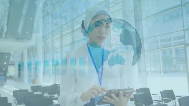 在一个具有全球和金融数据处理功能的现代办公室里 女商人头戴头巾 使用数字平板电脑的动画 全球联网数据记录概念数字合成 — 图库视频影像