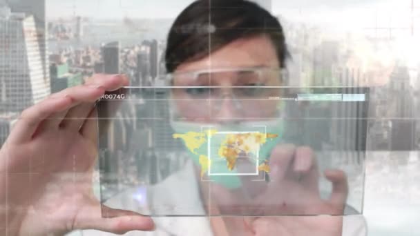 Animacja Kobiecego Naukowca Masce Ochronnej Okularach Interaktywnym Ekranem Mapą Świata — Wideo stockowe