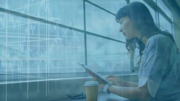 財務データの処理と記録を持つオフィスでデジタルタブレットを使用してビジネス女性のアニメーション グローバルネットワークデータ記録コンセプトデジタル複合体 — ストック動画