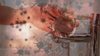 Makro koronavirüs Covid-19 hücrelerinin lavaboda bir adamın üzerine yayılması ve ellerini ağır çekimde yıkaması. Tıbbi hijyen ve halk sağlığı salgını Coronavirus Covid 19 salgını karantina tecrit konsepti dijital bileşik.