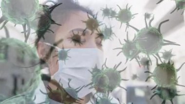 Makro virüs ve Coronavirus Covid-19 hücrelerinin güneşli bir caddede elini tutup öksüren yüzü maskeli bir kadının üzerine yayılması.. 