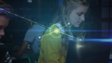 Sınıfta sıraların başında oturan, öğrenen ve konsantre olan öğrenciler üzerindeki bağlantı ağının animasyonu. Eğitim ve öğretim kavramı dijital kompozit.