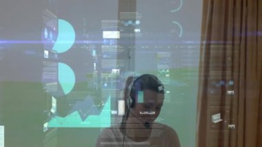 Evde telefon kulaklığı ve dizüstü bilgisayar öğreterek kadın öğretmen üzerinde veri işleme animasyonu, Coronavirus Covid-19 yayılıyor.. 