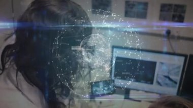 Fen dersi sırasında masada oturan, dizüstü bilgisayar kullanan, bilgisayar ekranını işaret eden öğrenciler üzerindeki bağlantı ağının animasyonu. Eğitim, bilim ve okul konsepti dijital bileşik.