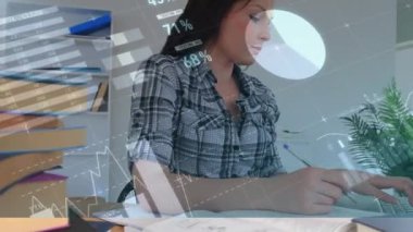 Dişi öğrenci yazıları üzerinde veri işleme animasyonu ve evden öğrenilen dizüstü bilgisayarların kullanımı, Coronavirus Covid-19 yayılımı.