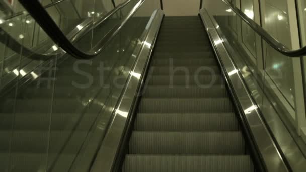 Animation Des Mots Rester Maison Écrits Lettres Blanches Sur Escalator — Video