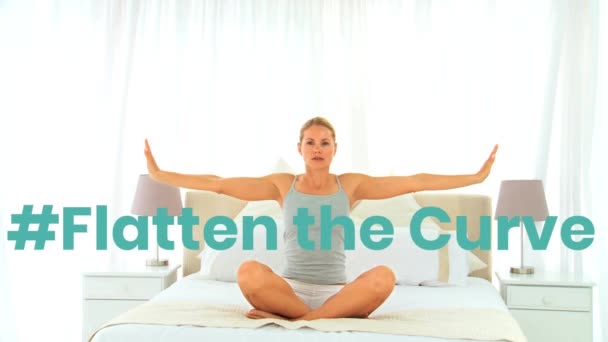 Kelimelerin Animasyonu Beyaz Kadının Evdeki Yatakta Yoga Yapması Üzerine Yeşil — Stok video