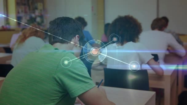 Animation d'un réseau de connexions sur des étudiants assis près d'un bureau dans une salle de classe, étudiant mâle se retournant et souriant à la caméra. Concept d'éducation et de scolarisation composite numérique .