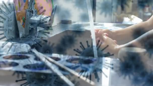 Animation de cellules de macro coronavirus Covid-19 se répandant sur un garçon portant un tablier se lavant les mains dans un évier après avoir peint .