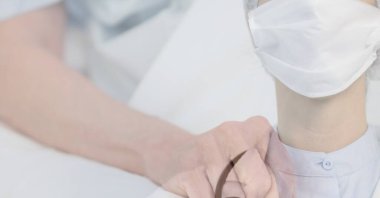 Arka planda yumruğunu sıkan birinin yüzüne maske takan bir doktorun dijital çizimi. Halk sağlığı salgını Coronavirus Covid 19 salgın konsepti dijital bileşik.