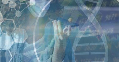 Yüz maskesi takan bir kadının dijital illüstrasyonu, DNA türünden telefonda konuşması, veri işleme, arka planda görünen istatistikler. Halk sağlığı salgını Coronavirus Covid 19 salgın konsepti dijital bileşik.