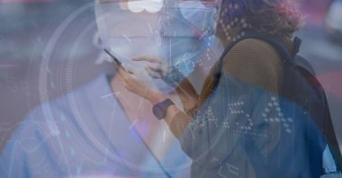 Arka planda akıllı telefon kullanarak sokakta yürüyen bir kadının yüz maskesi takan bir doktorun dijital çizimi. Halk sağlığı salgını Coronavirus Covid 19 salgın konsepti dijital bileşik.