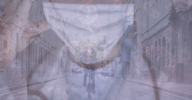 Yüz maskesi takan, arka planda bisiklete binen bir kadının yüz maskesi takan bir doktorun dijital çizimi. Halk sağlığı salgını Coronavirus Covid 19 salgın konsepti dijital bileşik.