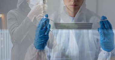 Hastane yatağında yatan, oksijen maskesi takan, veri işleme maskesine maske takan yaşlı bir erkek hastanın dijital çizimi.. 