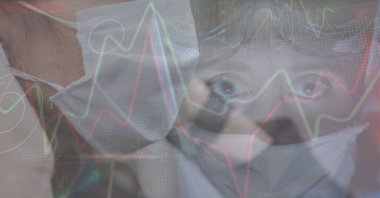 Veri işleme sırasında yüz maskesi takan iki kişinin dijital çizimi, arka planda istatistikler görülüyor. Halk sağlığı salgını Coronavirus Covid 19 salgın konsepti dijital bileşik.