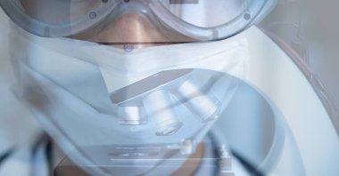 Arka planda mikroskop üzerinde yüz maskesi takan ve koruyucu Google 'lar kullanan birinin dijital çizimi. Halk sağlığı salgını Coronavirus Covid 19 salgın konsepti dijital bileşik.