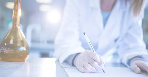 Ilustración Digital Una Doctora Usando Guantes Protectores Escribiendo Una Hoja —  Fotos de Stock