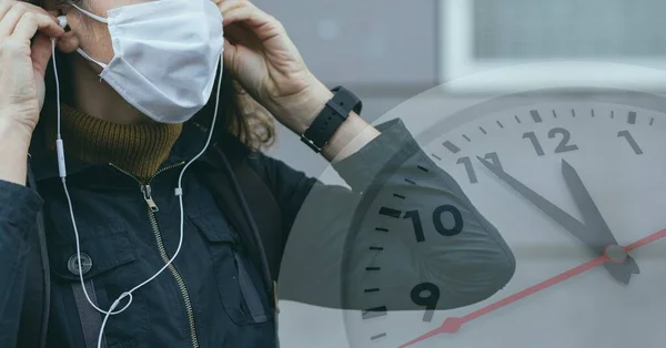 Ψηφιακή Απεικόνιση Μιας Γυναίκας Που Φοράει Μάσκα Προσώπου Βάζει Ακουστικά — Φωτογραφία Αρχείου
