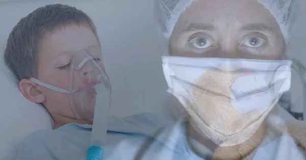 Ilustração Digital Médico Usando Uma Máscara Facial Sobre Paciente Infantil — Fotografia de Stock