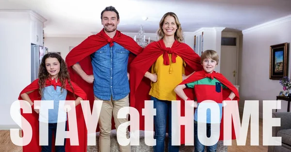 Λέξεις Μείνετε Στο Σπίτι Μια Καυκάσια Οικογένεια Φορώντας Κάπες Δημόσια — Φωτογραφία Αρχείου