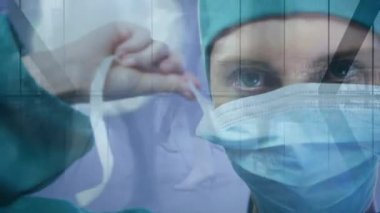 Arka planda yürüyen insanların hızlı hareket etmesi üzerine yüz maskesi takan bir doktorun animasyonu. Genel halk sağlığı koronavirüsü Covid 19 salgın konsepti dijital bileşik.